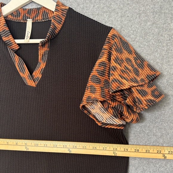 NEW Ruffle Sleeve Two Tone Top with Accents L Black Leopard - Picture 4 of 5